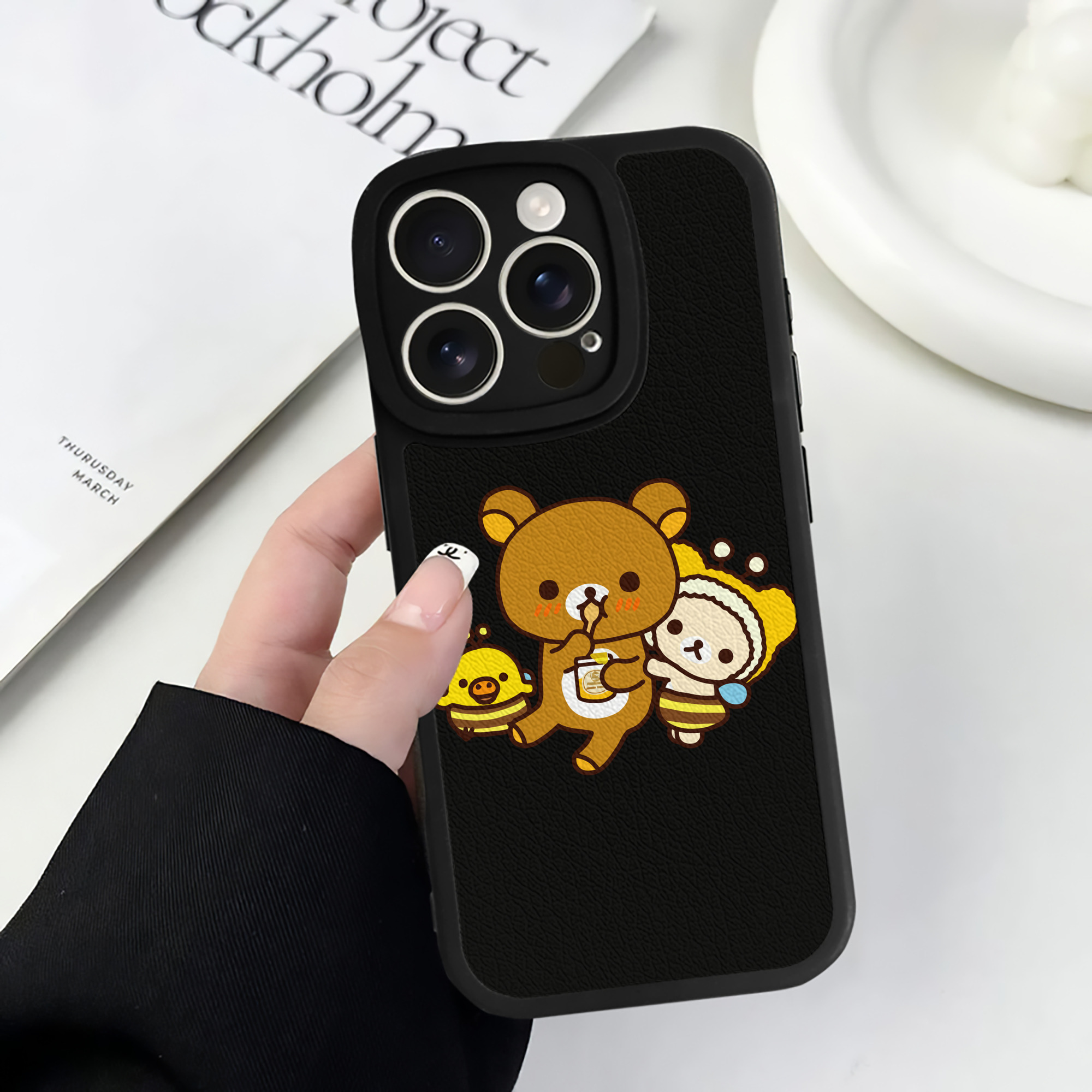 （画像用） リラックマ リラックマ キイロイトリ Rilakkuma Korilakkuma Kiiroitori 【iPhone 16シリーズ対応】シリコンスマホケース（レザー調） 材質：シリコン